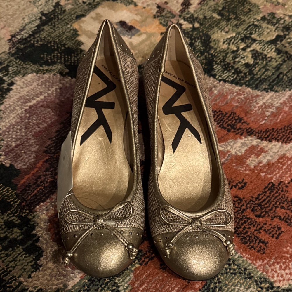 Ann Klein Silver Gold-tone Textured Flats shoes